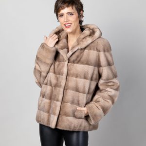 Trenca de mujer con capucha de pelo de visón con bolsillos verticales